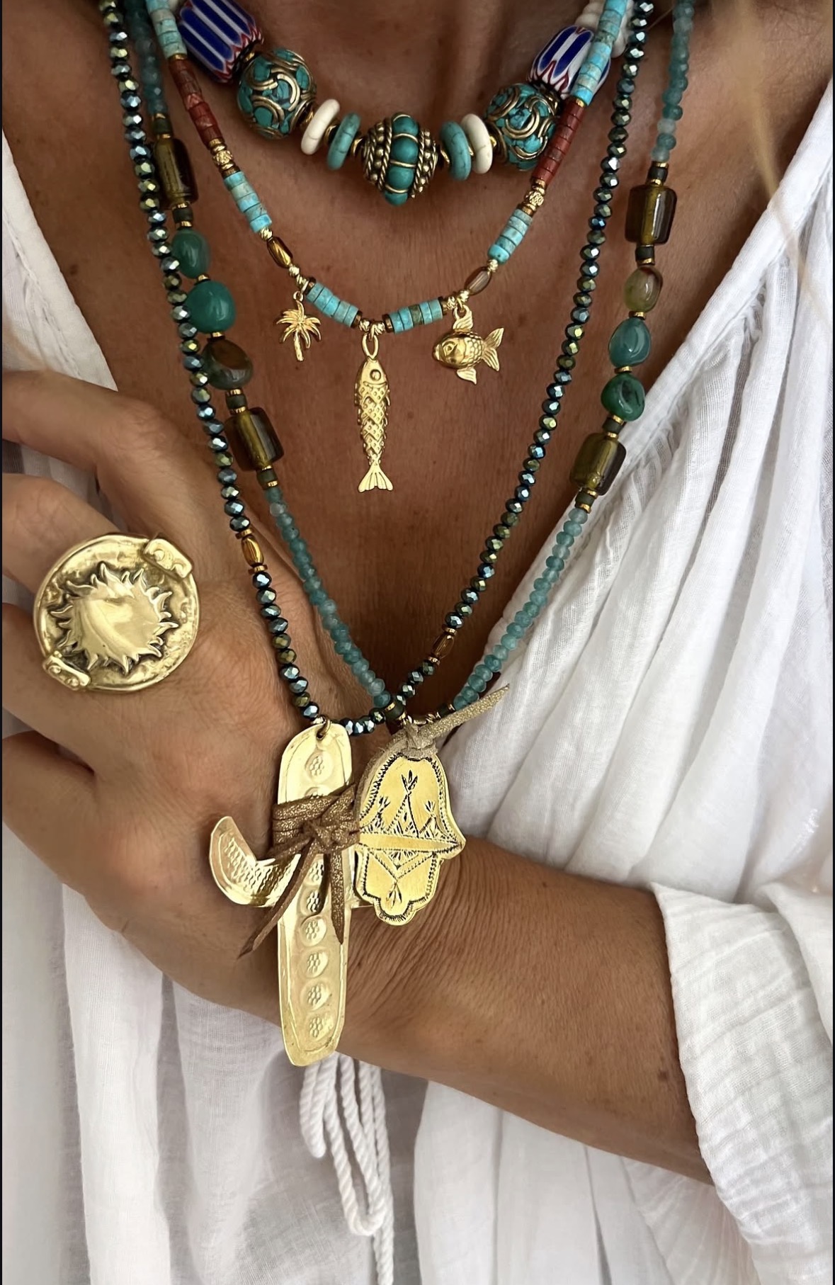 Superposition de bijoux colorés Mik-i-Mik, inspirés par Essaouira