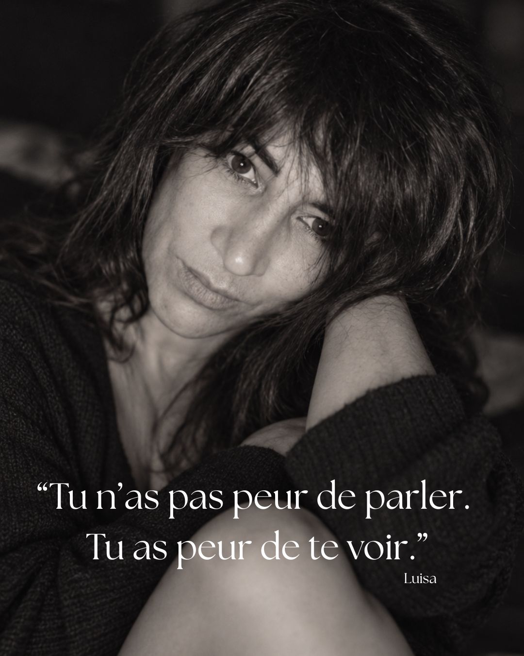 Portrait noir et blanc de Luisa avec la citation Tu n’as pas peur de parler. Tu as peur de te voir.
